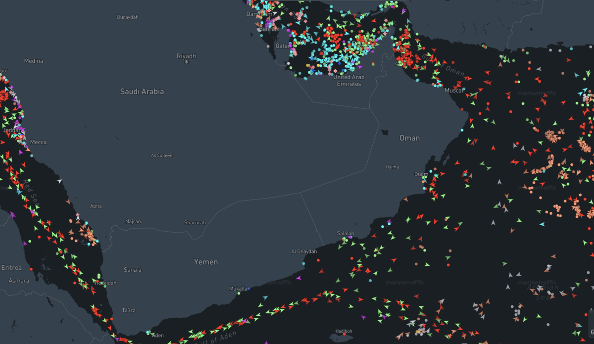 كيف تأثرت الحركة في موانئ الحديدة بالحرب الإيرانية - الأمريكية؟